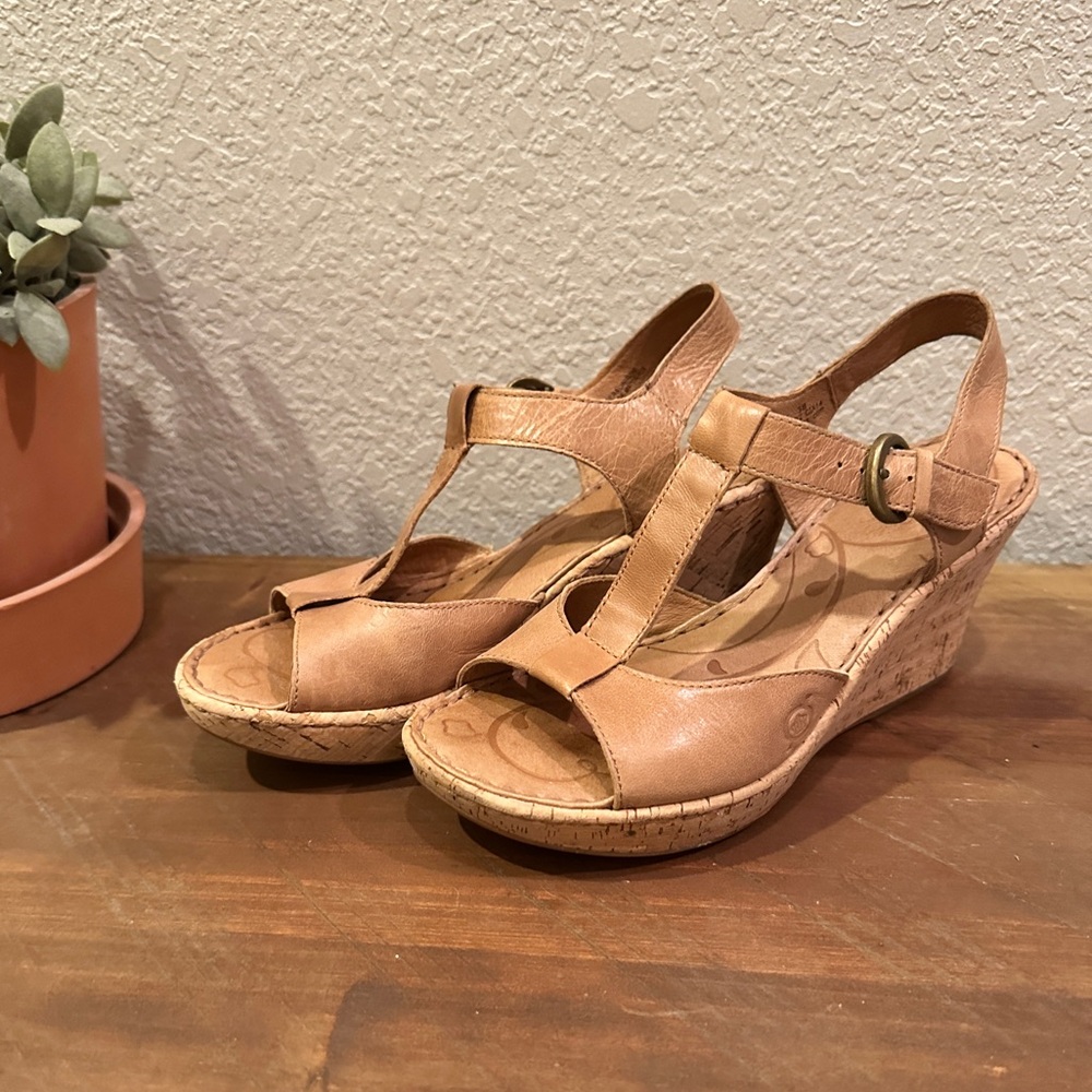 Born Sandal - Women’s Size 7 -  Tan Leather T-Strap Wedge sandal